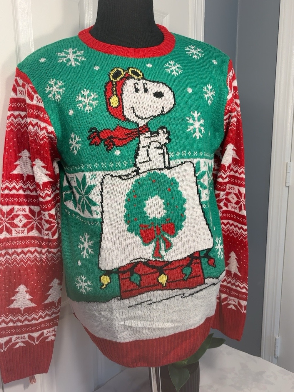 Men’s Peanuts Snoopy Christmas Holiday Sweater Green Red Size Medium